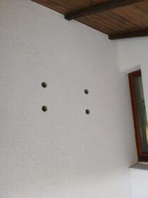 Отверстия в стене после бурения для монтажа