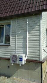 Установленный внешний блок кондиционера Haier на фасаде